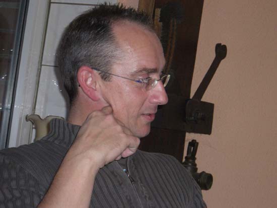 44_Caschi denkt